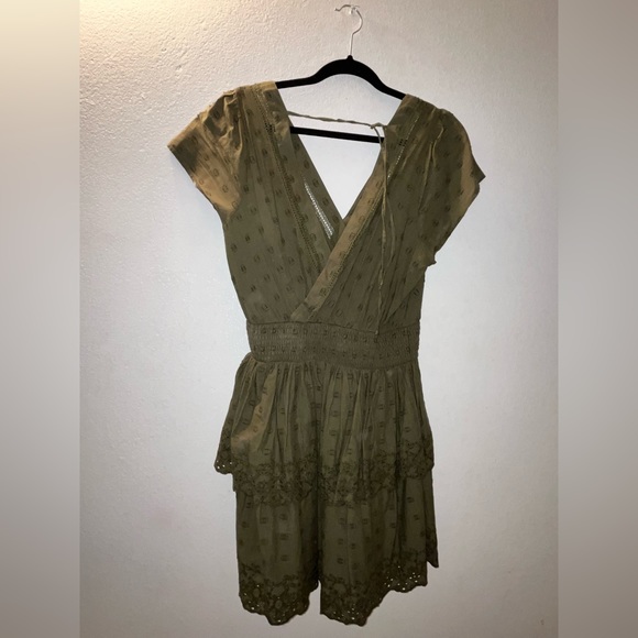 Green dress. - Picture 4 of 5